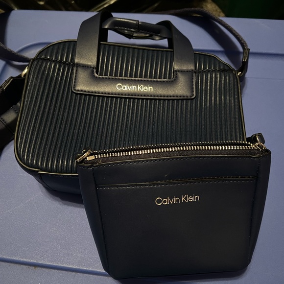 Calvin Klein purse with make up bag included - GET IT NOW FOR $29 - Picture 1 of 4